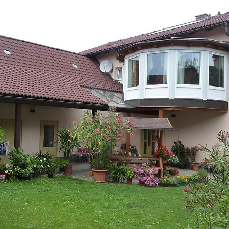 Gertis Blumenhof Privatzimmer, Ferienwohnung Гмюнд Экстерьер фото