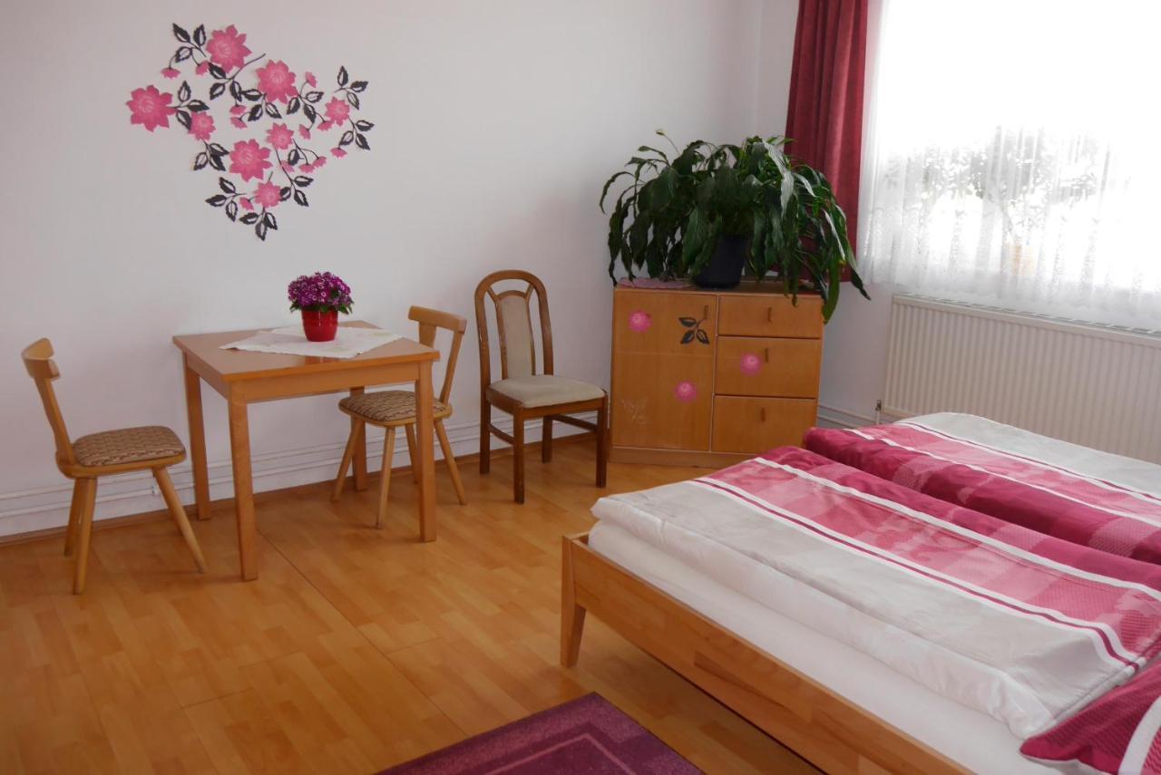 Gertis Blumenhof Privatzimmer, Ferienwohnung Гмюнд Экстерьер фото