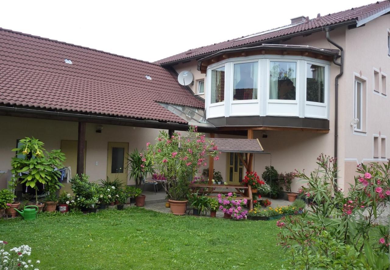 Gertis Blumenhof Privatzimmer, Ferienwohnung Гмюнд Экстерьер фото